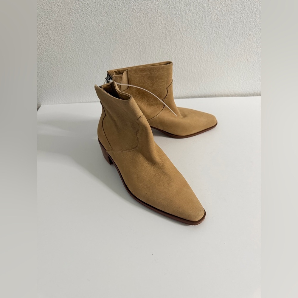 New NYDJ Women's Beige Tumbled Leather Ankle Boots Western Snip Toe Back Zip 6
